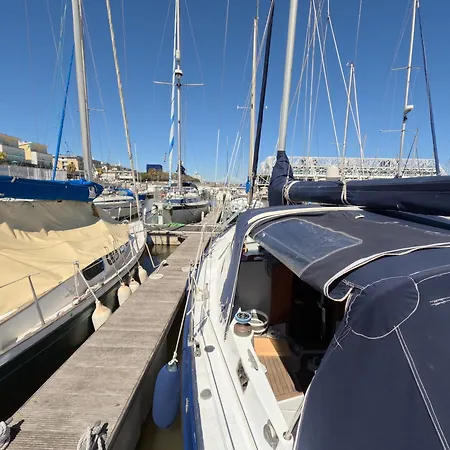 Båthotell Joky - Floating Refuge *