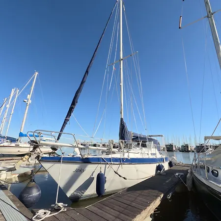 Joky - Floating Refuge Botel *
