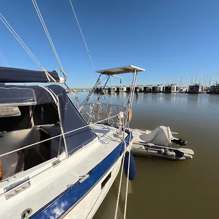Joky - Floating Refuge Botel