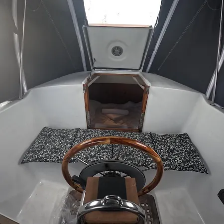 Joky - Floating Refuge Botel *