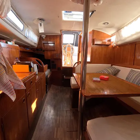 Joky - Floating Refuge Botel Lisbon