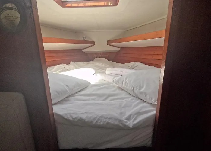 Joky - Floating Refuge Botel *