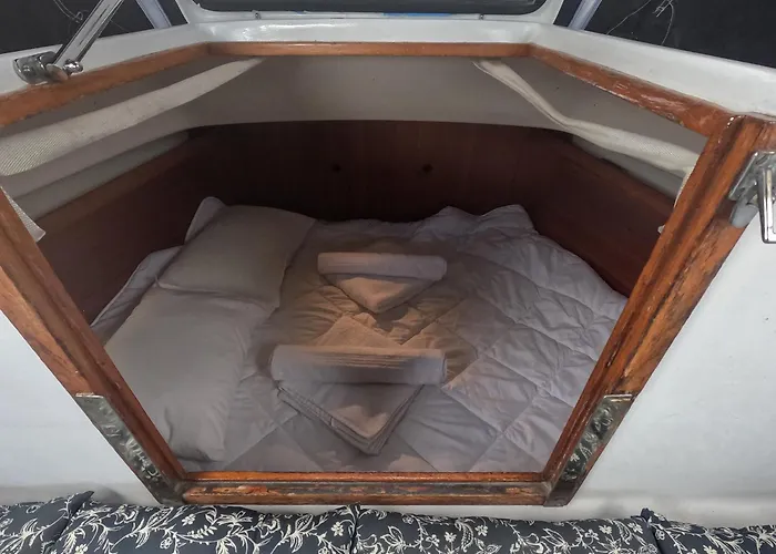 Botel Joky - Floating Refuge Lisbon